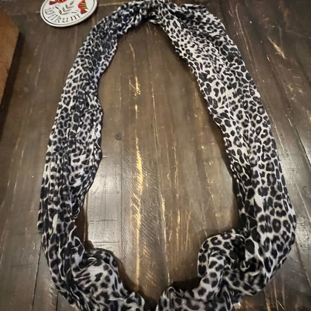 Big cheetah printed scarf